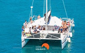 #006 Foxy D By Home Holidays